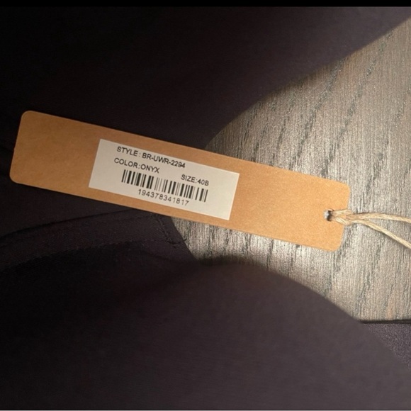 NWT Skims Fits Everybody T-Shirt Bra ONYX 40B - Picture 3 of 4